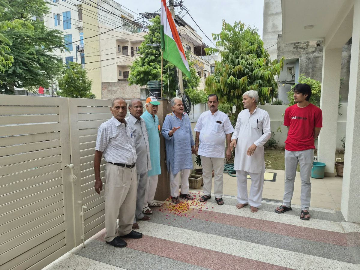 ambikappathak's tweet photo. अंबिका प्रकाश पाठक प्रदेश अध्यक्ष ब्राह्मण समाज राजस्थान ने समाज के प्रमुख लोगों के साथ सीकर रोड स्थित प्रधान कार्यालय पर स्वतंत्रता दिवस पर झंडा रोहन किया https://t.co/sP3XXb7y1I