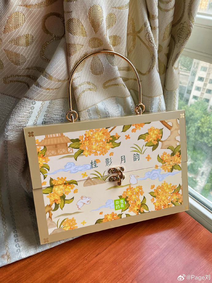 thaieducation4's tweet photo. Celebrate the cozy Mid-Autumn with our limited-mooncake set! Bite into lotus seed paste u0026 salted egg yolk treats paired with warm osmanthus tea—only available this week! https://t.co/SqxyIolvlT