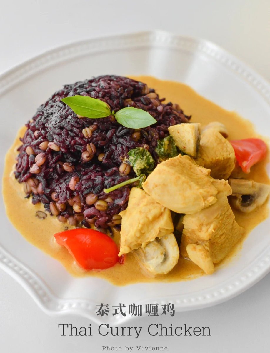 Aik_Faii's tweet photo. Craving vibrant Thai street food tonight Creamy coconut green curry with tender chicken, fresh basil, and jasmine rice—authentic flavors that transport you straight to Bangkok! https://t.co/jTxsPbfsuF