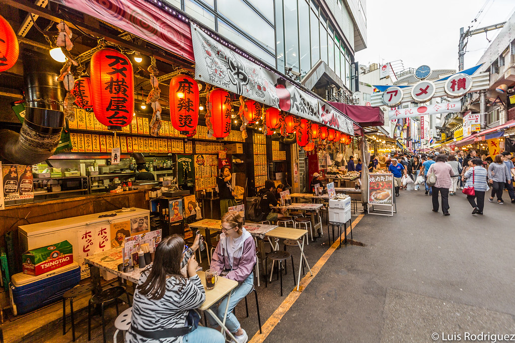 Japonismo's tweet photo. Hoy te proponemos un planazo: pasear desde Ueno hasta Okachimachi (y llegar hasta Akihabara) por Ameyoko, un mercadillo paralelo a las vías del tren lleno de tiendas y restaurantes de todo tipo... ¡aquí siempre hay mucho ambiente! https://t.co/S26B8B9R3R https://t.co/5AlWIjfbH5