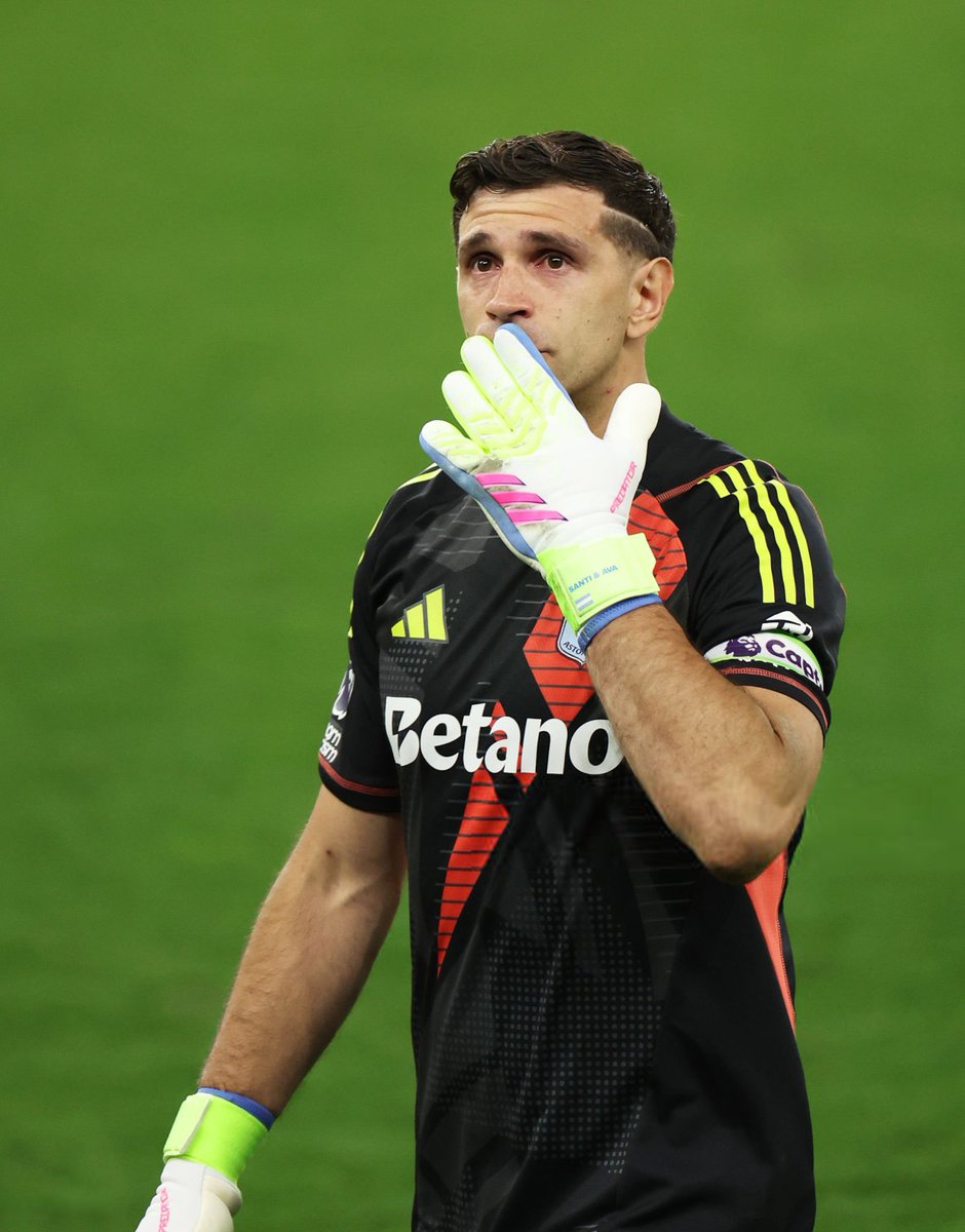 theFJEN's tweet photo. 🚨🇦🇷 Juventus are aware that Emiliano Martínez could be out for one or two months due to his finger injury.

— @NicoSchira - @Youtube https://t.co/bLIeg432R8