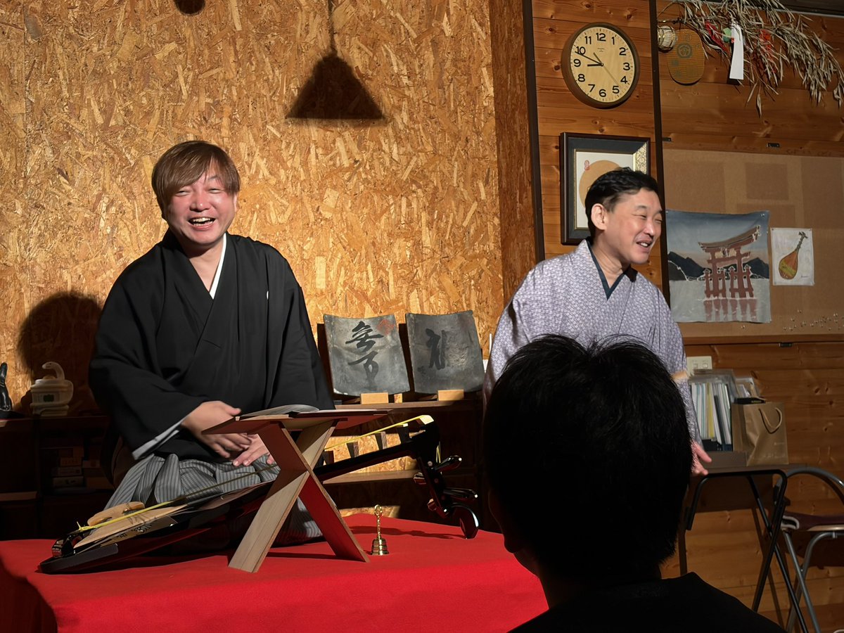 harehoguya's tweet photo. 🔶怪談　落語と琵琶　-あの世とこの世のあわいにて-

昨日、りょうばさんとの2人会を開催いたしました

今回はお盆開催ということで、テーマは「怪談」
照明を落とし、晴祝舎初の夜公演となりました🌛

怪談、といってもストレートにむちゃ��い話“ではない″演目たちを、落語と琵琶、話芸と音楽の二つの切り口で楽しんでいただけたかと思います✨

桂りょうばさんの落語は『七度狐』、『皿屋敷』
私の琵琶曲は『壇の浦』、『耳きれ芳一』

りょうばさんは安定の面白さ、私は出番前なのに袖から聴き入ってしまいました😆
琵琶の方は、琵琶弾き瀨戸による『耳なし芳一考』をお伝えしながらお送りしました。耳なし芳一の話は、琵琶法師がどういう存在かというのが分かりやすい話なんです。
詳しくは、また琵琶の会に来ていただいた時に◎

りょうばさんとのコラボ、また何かさせていただけたらいいなと思います。

改めまして、前回行いましたりょうばさんの落語会同様、満席の賑わいの中、おかげさまで無事終演となりました😊
お越しいただいた皆さま、ありがとうござい���した🙏

次回、10月3日（土）第2回はれほぐ寄席　桂りょうば落語会のご予約お待ちしております。

#落語
#桂りょうば
#琵琶
#瀨戸一平