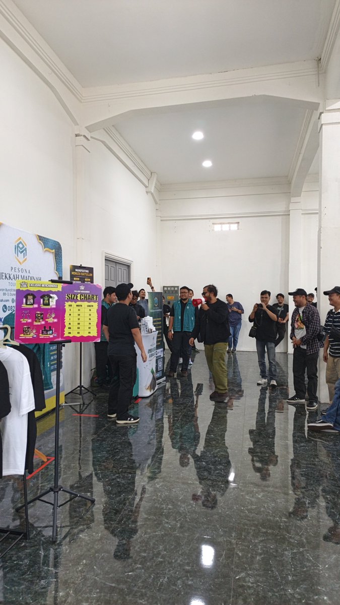 mmaryasir's tweet photo. Podcast syariah bgt ini, sebelum masuk venue disuruh minum air zamzam dulu. Wkwk terbaik @PodcastAncur @patragumala @diazdanar https://t.co/syUJPLl19p