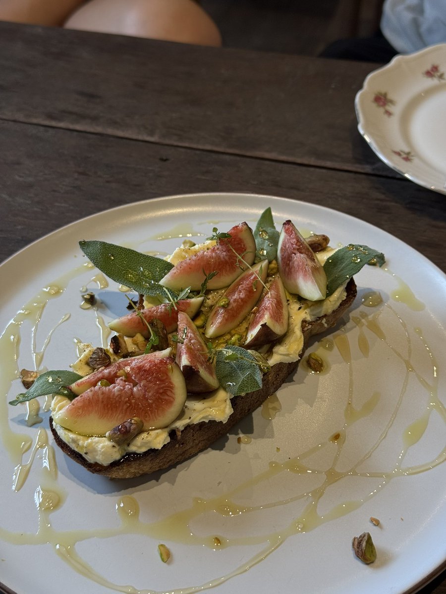 mvsteo's tweet photo. กินตามคนเชียงใหม่ EP8 Underover Brunch 
สั่ง Fig&amp;Brie cheese sourdough อร่ยมากครับ หวานๆน้ำผึ้ง ชีสหอมๆนัวๆ https://t.co/cQt7Hlr2Lr