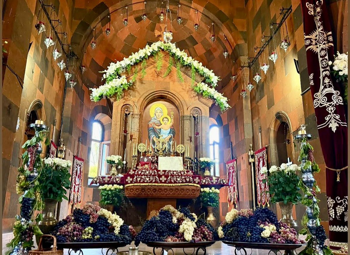 ADavtyan_'s tweet photo. Today, the #Armenian Apostolic Church celebrates the Feast of the Assumption of the Holy Mother of God (Blessing of the Grapes) 🕊️💕🙏🍇 https://t.co/1PAnYey3q5
