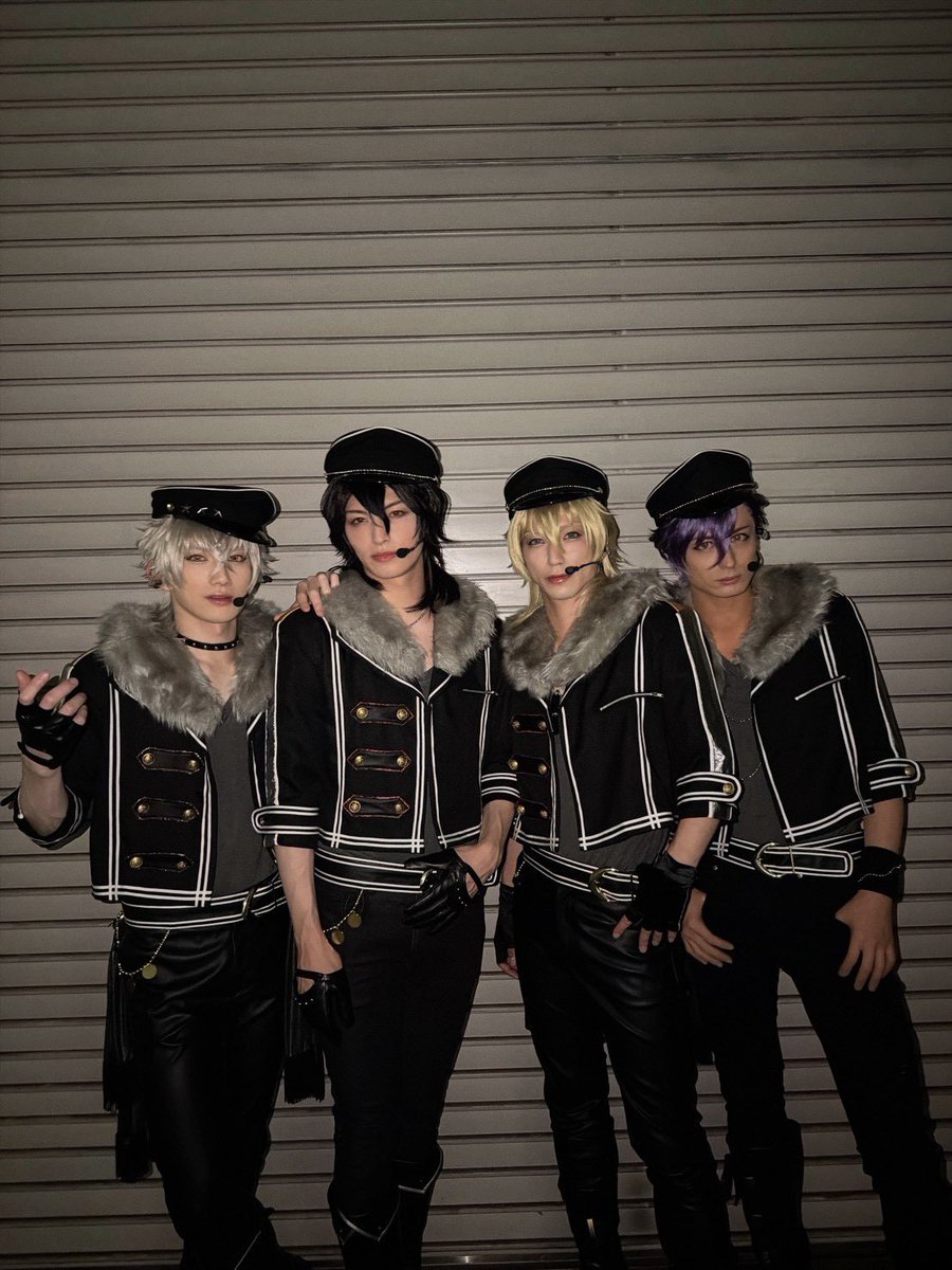 chihirookutani's tweet photo. さぁラスト
盛り上げようか！

We are UNDEAD!!!!
#あんステ https://t.co/srfonk3OTS