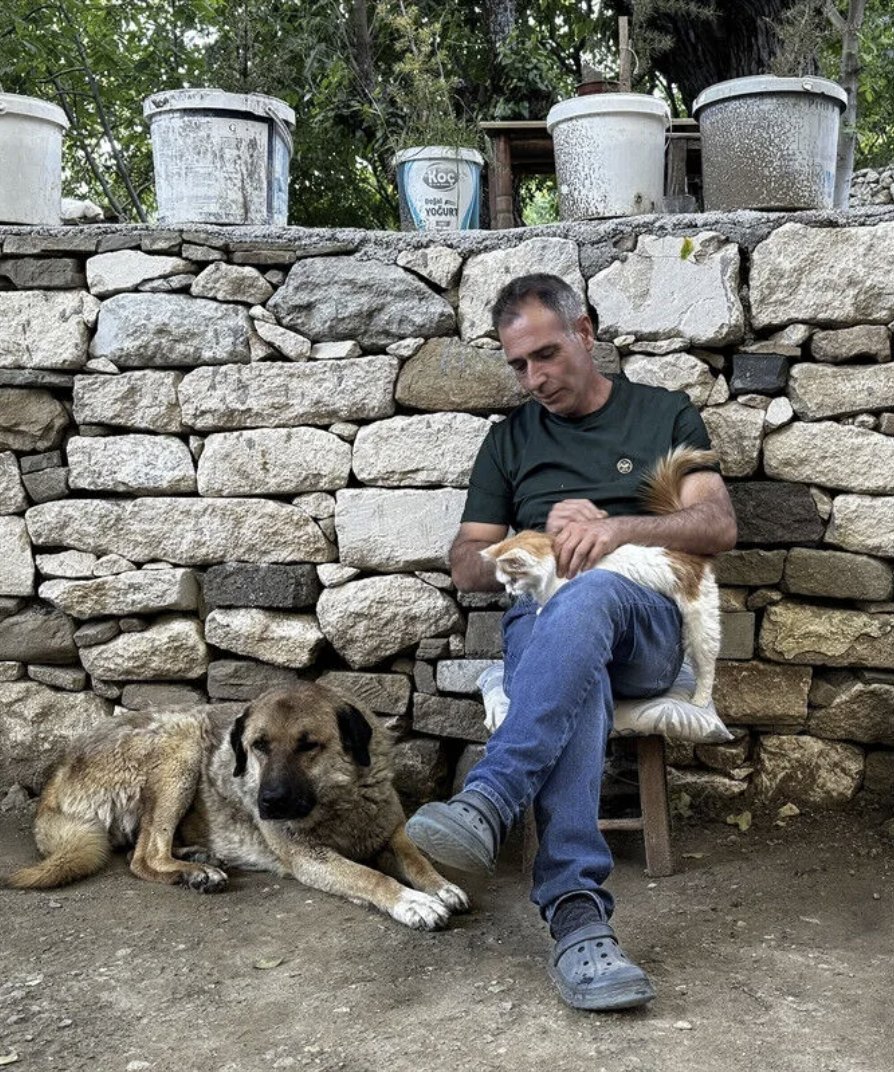 bosunatiklama's tweet photo. Elazığ'da bir vatandaş, 7 dönümlük bahçesini sahipsiz hayvanlar için bir çiftliğe dönüştürdü.

"Evli değilim, çocuğum yok. Bu hayvanlarda evlat sevgisini gördüm." https://t.co/EJQtvP6XF0