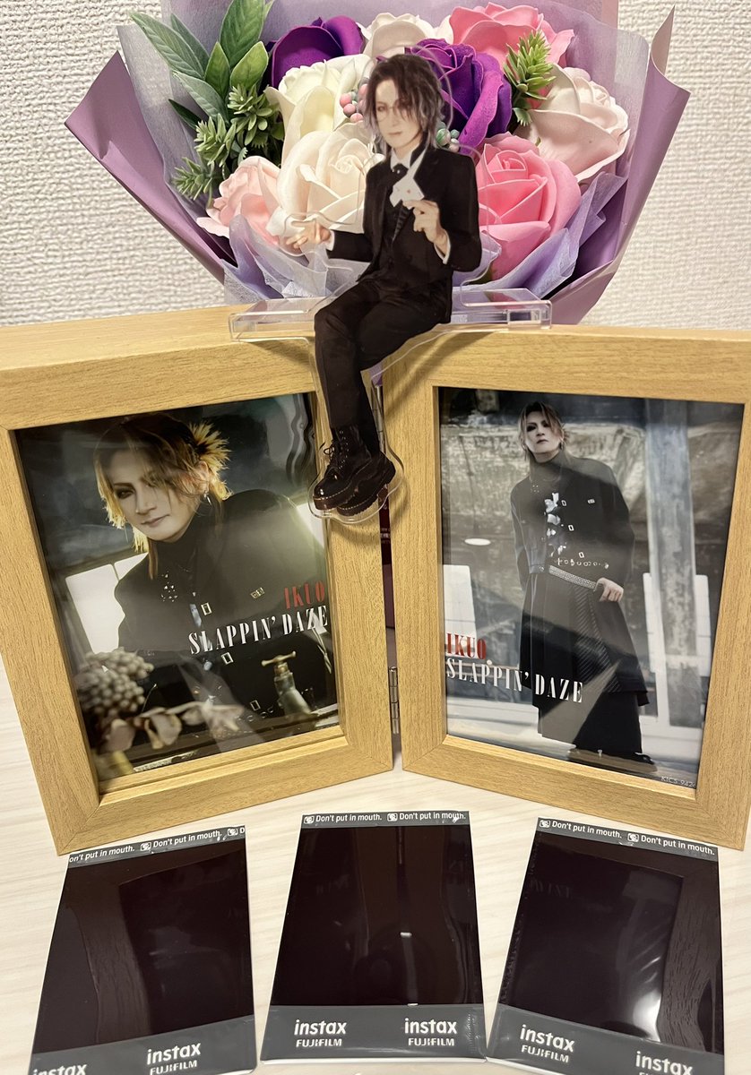 _1004_eri_'s tweet photo. 過去グッズはランダムじゃなく
選んでいいらしくアクスタを♡
残ってるアクスタ全種類ほしかった😂

だって…ツアーグッズの
タオルとアクスタ欲しかったけど
並んでる途中で終了😭

終演後のチェキは３枚購入して
全部に日付とサインが✨
金額が良心的なのに
全数サインしてるのかな？

すごいね❤️ https://t.co/oNJGP2kduq