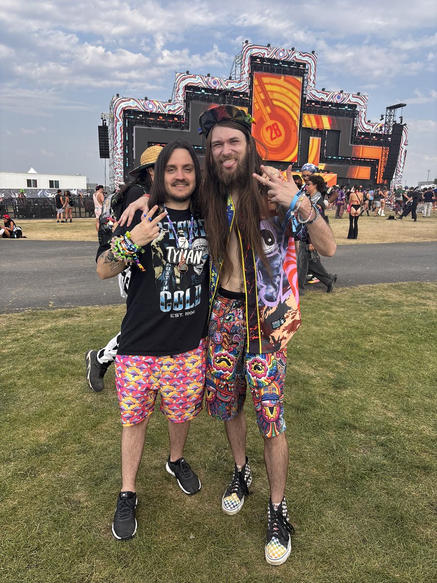 djSKOOR's tweet photo. Fuckin’ dude outdid himself during his set! Had to get a couple photos with the man!
Oh, btw Tynan, LOOOOVE the shorts!!!
@tynanofficial @BassCanyon https://t.co/Zy3ZhiQ5Fw
