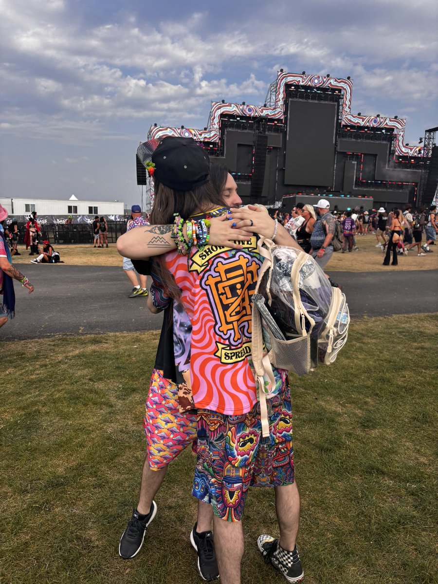 djSKOOR's tweet photo. Fuckin’ dude outdid himself during his set! Had to get a couple photos with the man!
Oh, btw Tynan, LOOOOVE the shorts!!!
@tynanofficial @BassCanyon https://t.co/Zy3ZhiQ5Fw
