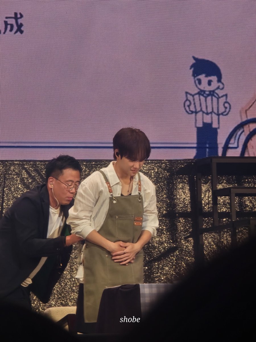 kyungsoo612_'s tweet photo. kyungsoo in an apron! https://t.co/VP1tmS46dR