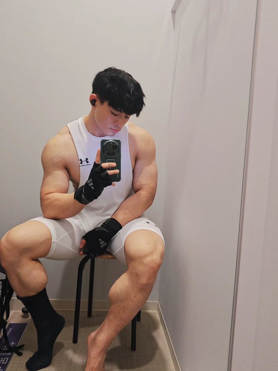 muscleast's tweet photo. sitting down and still looks this strong
the physique is ridiculous

🔎 mora765765 https://t.co/Xm1MbHCvBw