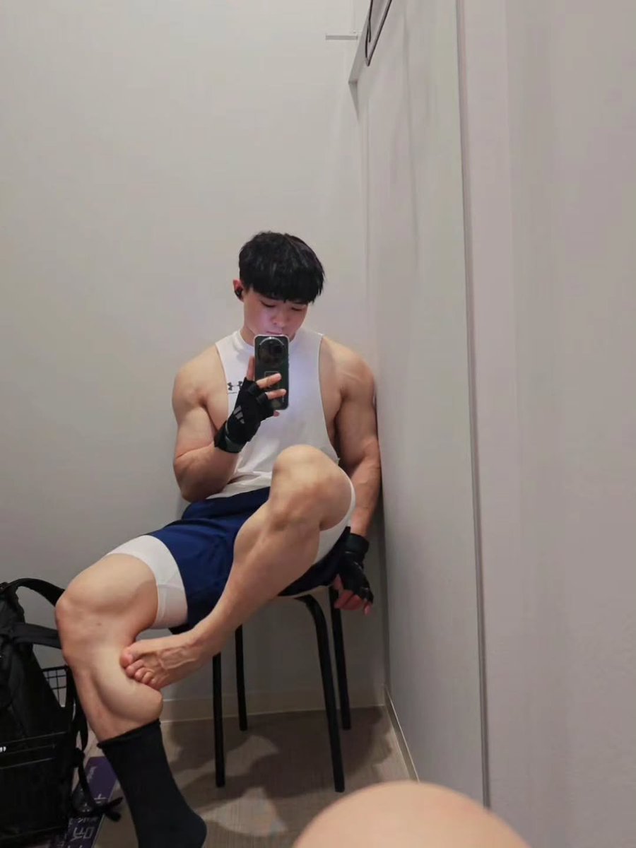 muscleast's tweet photo. sitting down and still looks this strong
the physique is ridiculous

🔎 mora765765 https://t.co/Xm1MbHCvBw