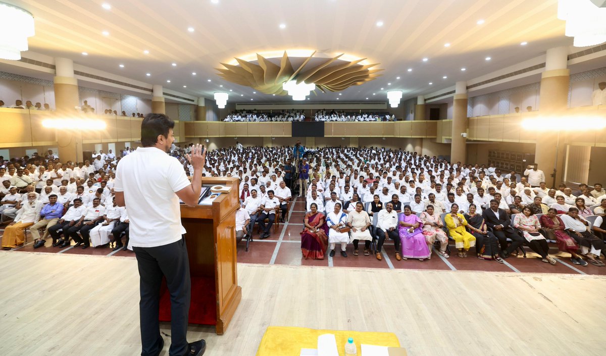 Udhaystalin's tweet photo. தி.மு.கழகத்தின் கடைக்கோடி உடன்பிறப்புக்கும் வாளும் - கேடயமுமாக திகழும், கழக சட்டத்துறையின் வடக்கு மண்டல ஆலோசனைக் கூட்டம் அண்ணா அறிவாலயத்தில் உள்ள கலைஞர் அரங்கில் இன்று நடைபெற்ற போது அதில் பங்கேற்றோம்.

கழகத்தினர் ஆளுங்கட்சிக்கு எதிராக பேசினால் கைது செய்வது; அதுவே, டெல்லி ஓனர்கள் பேசினால் கண்டுகொள்ளாமல் இருப்பது என பம்மி நிற்கும் டம்மி அரசின் தோல்விகளை மக்கள் மன்றத்திலும் - நீதிமன்றத்திலும் கழக வழக்கறிஞர் அணி அம்பலப்படுத்த வேண்டும் என்று உரையாற்றினோம்.

தமிழ்நாட்டு நலனுக்காகவும் - கழகத்திற்காகவும் பல வரலாற்று சிறப்புமிக்க தீர்ப்புகளைப் பெற்றுத் தந்துள்ள கழக வழக்கறிஞர் அணியின் பணிகள் மென்மேலும் வேகமெடுக்கும் வகையில் உற்சாகமூட்டினோம்.

வழக்கறிஞர் அணியின் பணிகள் சிறக்க வாழ்த்தினோம்!

@DMKLegalWing @RSBharathiDMK @nrelango_dmk @PWilsonDMK