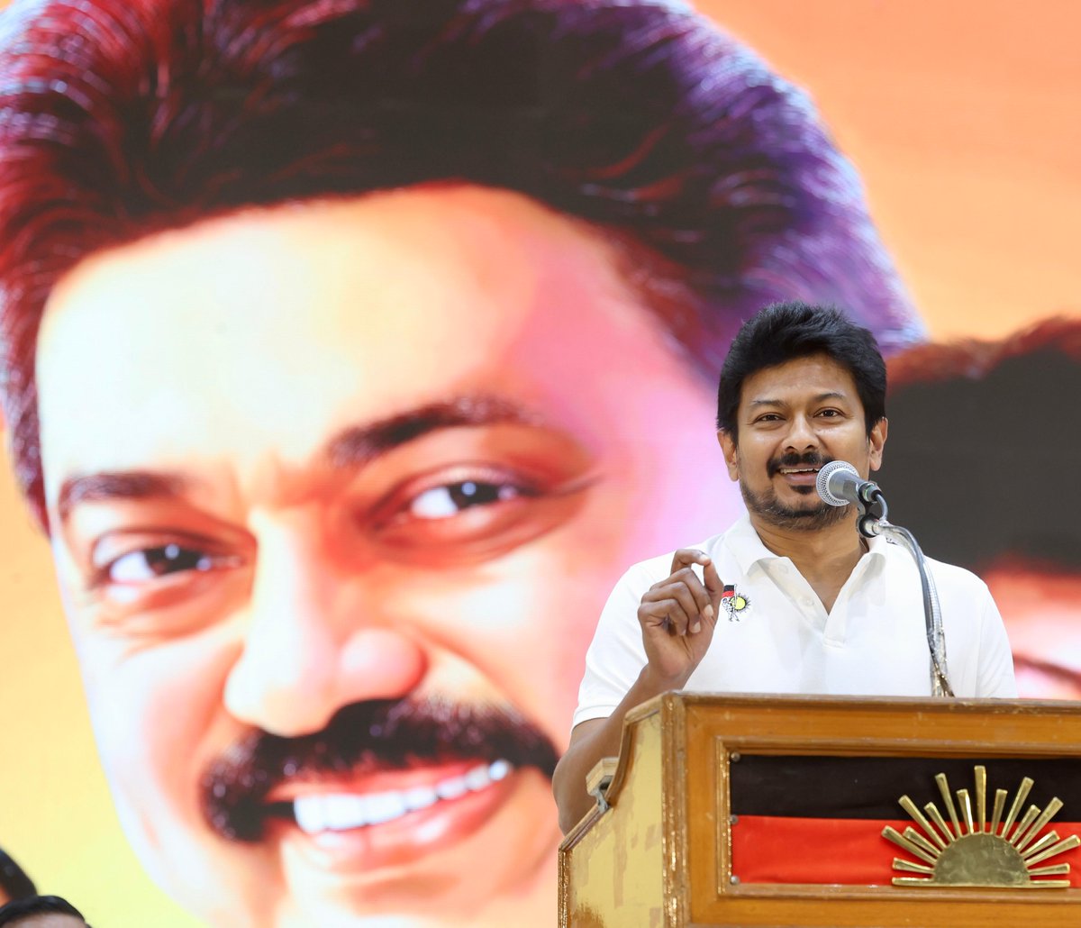 Udhaystalin's tweet photo. தி.மு.கழகத்தின் கடைக்கோடி உடன்பிறப்புக்கும் வாளும் - கேடயமுமாக திகழும், கழக சட்டத்துறையின் வடக்கு மண்டல ஆலோசனைக் கூட்டம் அண்ணா அறிவாலயத்தில் உள்ள கலைஞர் அரங்கில் இன்று நடைபெற்ற போது அதில் பங்கேற்றோம்.

கழகத்தினர் ஆளுங்கட்சிக்கு எதிராக பேசினால் கைது செய்வது; அதுவே, டெல்லி ஓனர்கள் பேசினால் கண்டுகொள்ளாமல் இருப்பது என பம்மி நிற்கும் டம்மி அரசின் தோல்விகளை மக்கள் மன்றத்திலும் - நீதிமன்றத்திலும் கழக வழக்கறிஞர் அணி அம்பலப்படுத்த வேண்டும் என்று உரையாற்றினோம்.

தமிழ்நாட்டு நலனுக்காகவும் - கழகத்திற்காகவும் பல வரலாற்று சிறப்புமிக்க தீர்ப்புகளைப் பெற்றுத் தந்துள்ள கழக வழக்கறிஞர் அணியின் பணிகள் மென்மேலும் வேகமெடுக்கும் வகையில் உற்சாகமூட்டினோம்.

வழக்கறிஞர் அணியின் பணிகள் சிறக்க வாழ்த்தினோம்!

@DMKLegalWing @RSBharathiDMK @nrelango_dmk @PWilsonDMK