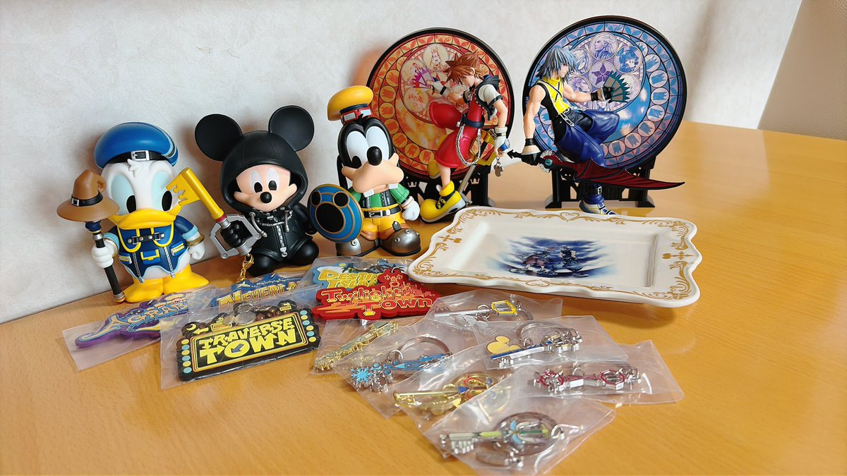 blue_ai_blue's tweet photo. 兄の助けと母の豪運で欲しかったもの揃えられた……😭各々別の店舗で引いたのにキーブレード1つも被らなかったの、何___？！ https://t.co/FcCPfs7ztl