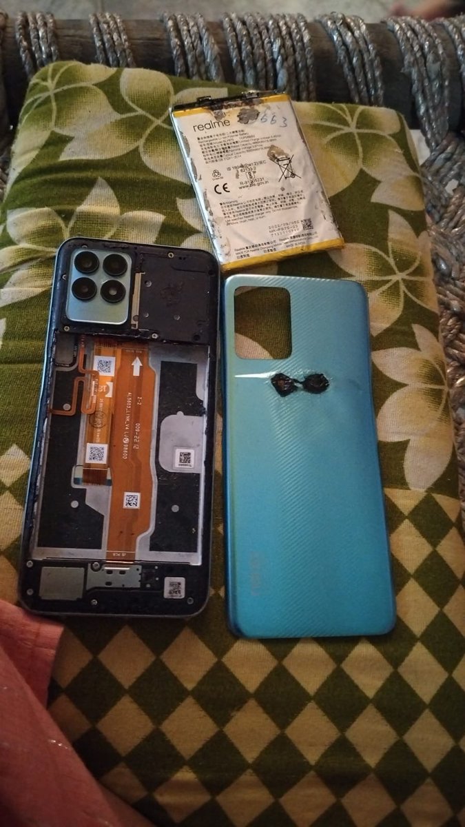 Arzpari's tweet photo. @realmeIndia @realmenarzoIN @madhavsheth1 @jagograhakjago
7 day pass,no money refund/mobile change by the realme after realme Narzo 50 get blast in pocket,I went to realme service centre Bareilly they return mobile,now staff not receiving call no response.
Don't buy realme phone. https://t.co/0c5ng9YRFY