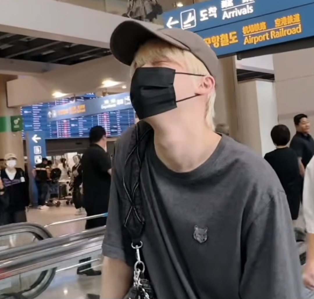 SOFTYUYUPICS's tweet photo. IM DEVASTATED 😭💔😭💔😭😭💔💔💔😭😭😭 even behind the mask you can see his bright smile ( ˶ˆᗜˆ˵ ) and the way he interacted with the reporter despite being tired after a performance and a long flight, he's so polite and lovely 🥹 https://t.co/W6loIY3Tuo