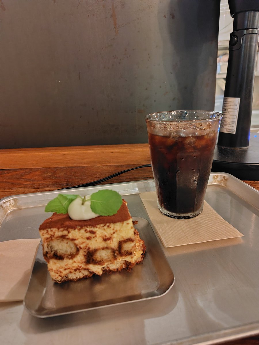 MOMONJA0326's tweet photo. 【egg baby café】
◯御徒町駅 徒歩2分

・アイスコーヒー ¥390
・モスティラミス ¥610

合計1,000円（税込）

エスプレッソのほろ苦さとマスカルポーネチーズのコクが相性バツグン。
プリンも美味しいですが、ティラミスもオススメです。

#御徒町カフェ #男子スイーツ 
#メガネくんの栄養補給 https://t.co/CIGkzbRxd2