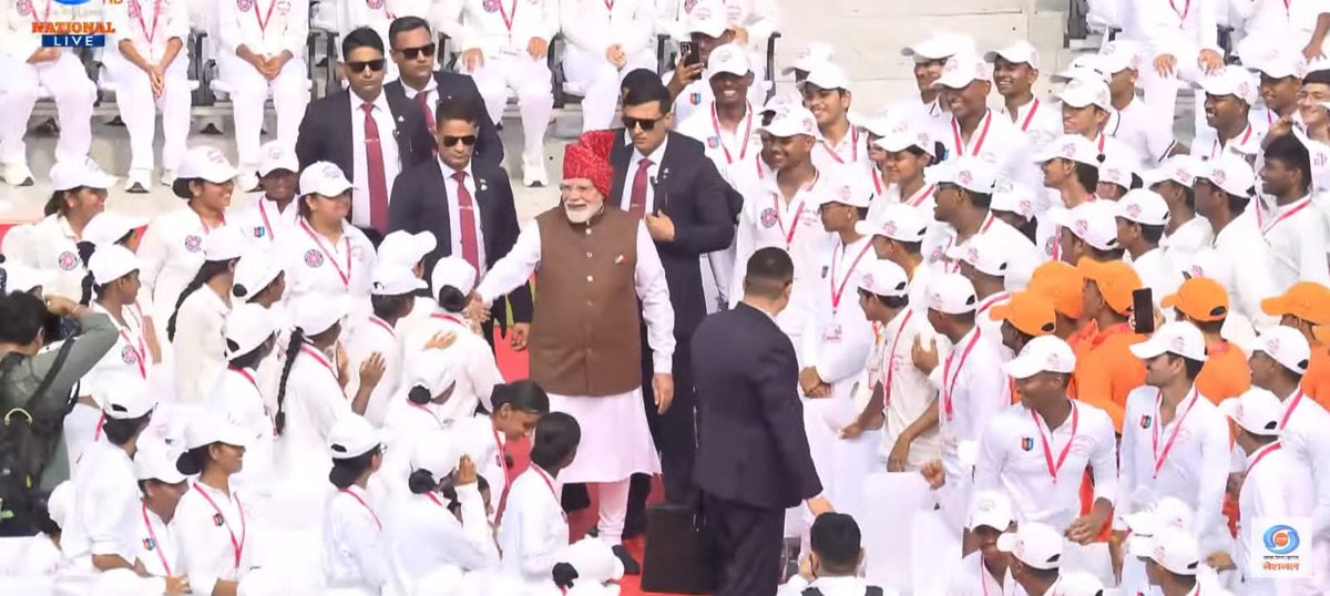 NSSGhondaNo2's tweet photo. लाल किले के सामने ज्ञान पथ पर स्वतंत्रता दिवस के अवसर पर वंदे मातरम लोगो के निर्माण में विद्यालय के 50 राष्ट्रीय सेवा योजना वॉलिंटियर्स ने हिस्सा लिया @PEBranchGNCTD @nssrddelhi @YASMinistry @mansukhmandviya @PMOIndia https://t.co/IQrwU6KgiT