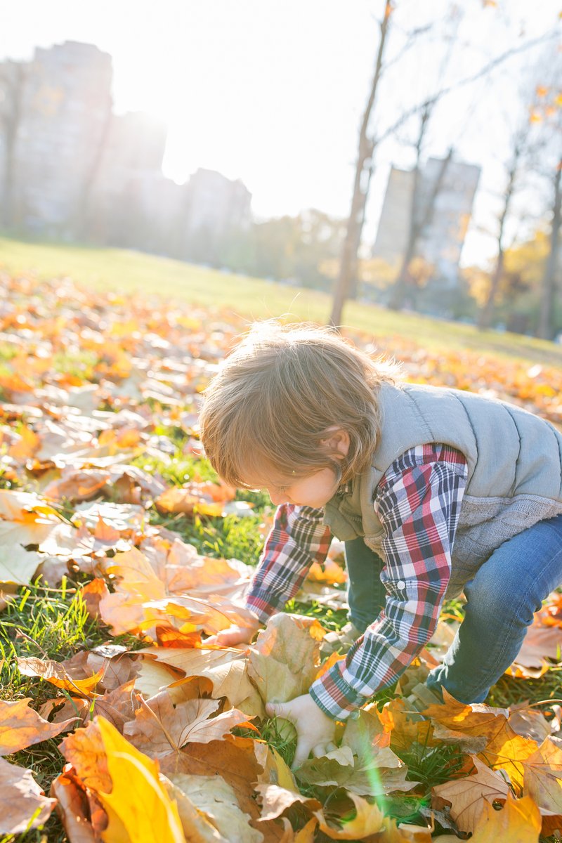 JSb2UtDOhYklqYZ's tweet photo. Little explorer bonding time! We hunted for colorful leaves, made funny leaf crowns u0026 laughed so hard our tummies hurt. Love these silly, sweet moments with my favorite teammate! https://t.co/Zf4F3Ty5Gw