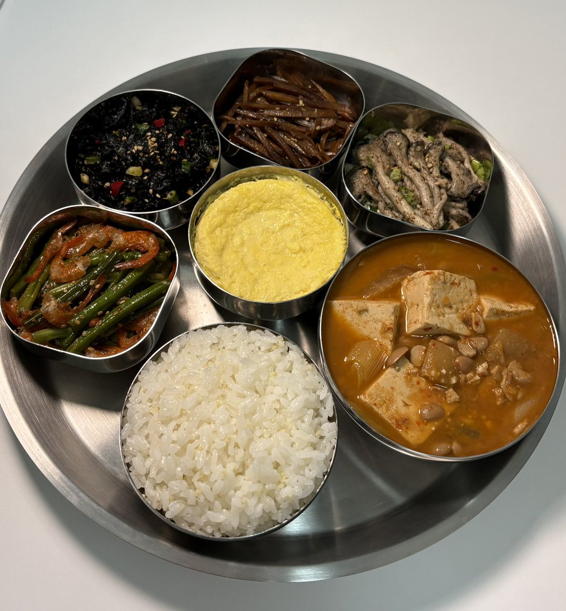 Eun_yumyum's tweet photo. 엄마표 백반 : 메뉴판 없음, 리필 제한 없음, 거절권 없음, 주는대로 먹어야함🤣 https://t.co/mMnkUW6tOR