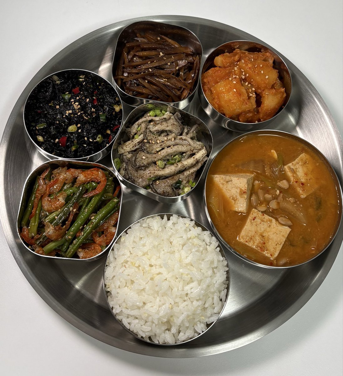 Eun_yumyum's tweet photo. 엄마표 백반 : 메뉴판 없음, 리필 제한 없음, 거절권 없음, 주는대로 먹어야함🤣 https://t.co/mMnkUW6tOR
