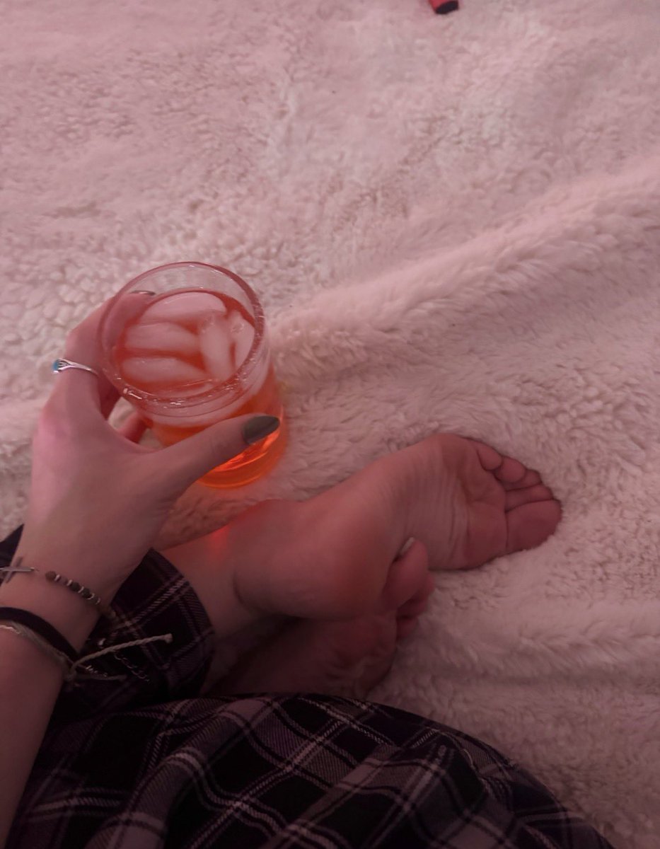 Send2Nikkki's tweet photo. Worship the soles that drain your bank account👣💰 https://t.co/GqW8V4sey5