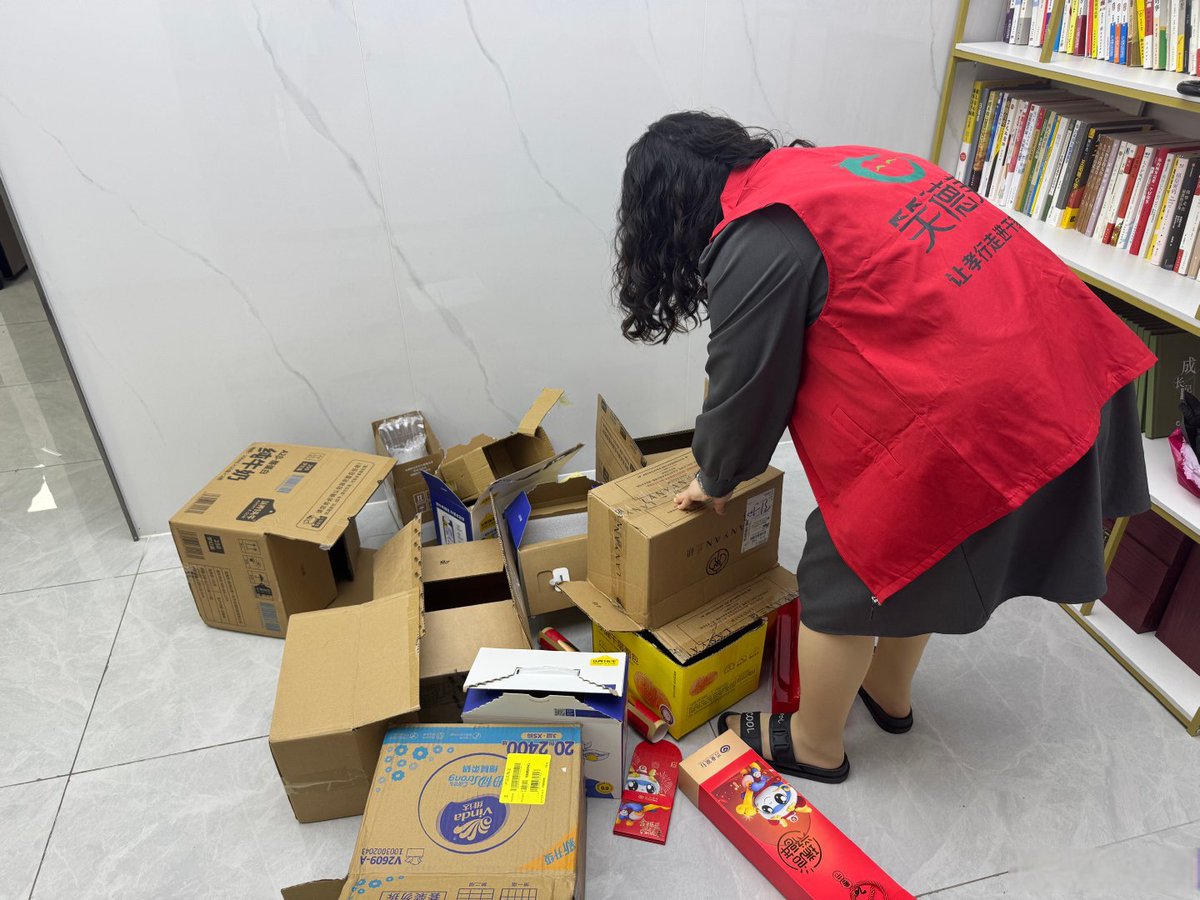RoseKlaas's tweet photo. Today I volunteered at the community food bank—packed 200 care packages for neighbors in need, learned so much about local food insecurity, and made new friends! Grateful for this chance to give back https://t.co/VeisEnlRri