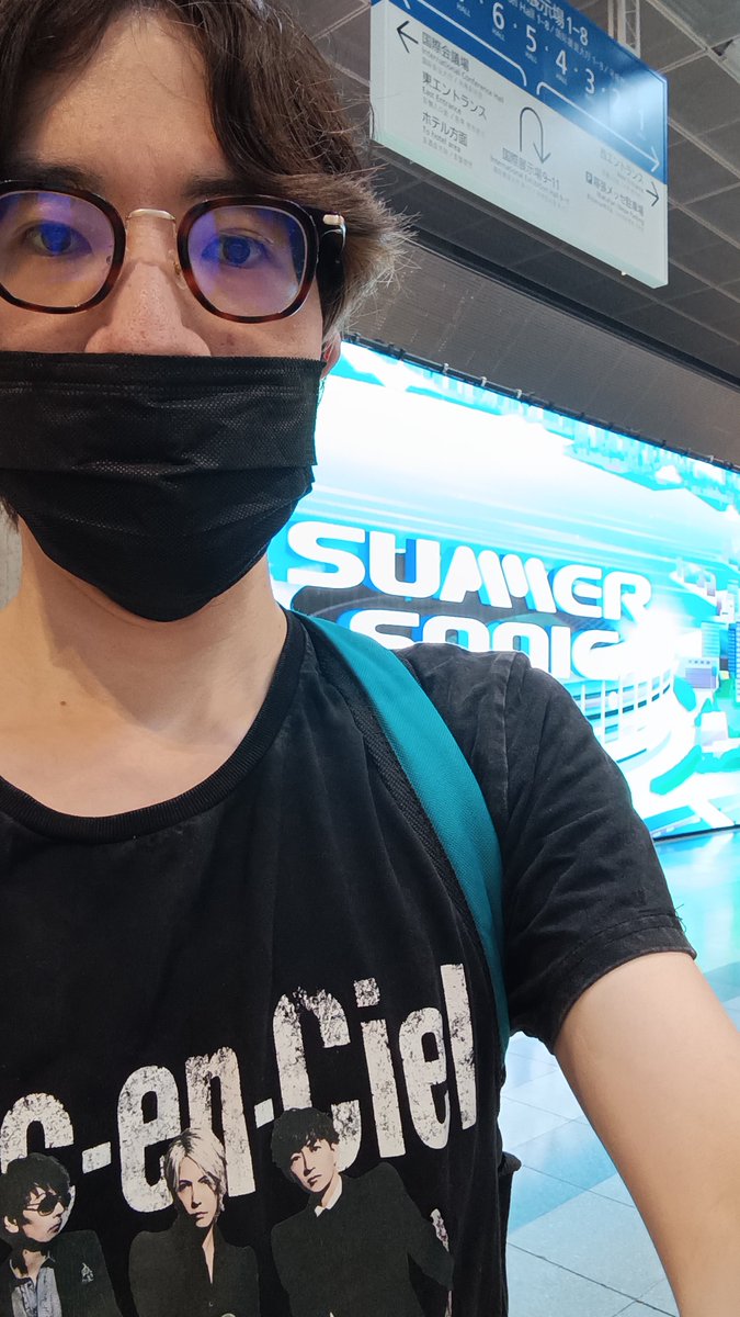 XOMTOM's tweet photo. サマソニ電撃で来ました！

本日はラルクTシャツで参加しました🌈

サマソニLADYSがいたので、お写真撮りました✋

#サマソニ
#LArcenCiel https://t.co/k8xImUFJ6W