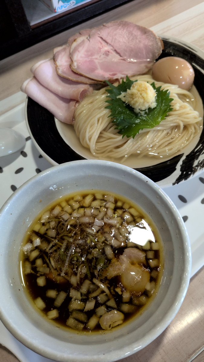 0008818a's tweet photo. 今日のラーメン（8月16日 ふじ野）
今年266杯目。
鶏🐔つけそば醤油をいただきました。
鶏🐔の旨味、醤油の塩🧂味そして生姜の清涼感が効いたつけ汁、滑らかな喉越しの中太ストレート麺、柔らかな鶏🐔肉の煮付けそしてジューシーな２種類のチャーシューが印象的です。 https://t.co/IsYbNSPJV0