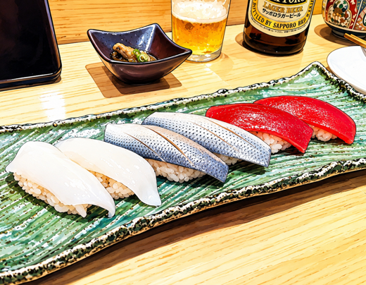 noriyasu12's tweet photo. #博多駅 直結JRJP博多ビル２Fの #オスシマチ でランチ。ここ数年来の新規訪問 #お寿司屋 さんでは最高の #コスパ。文句なく美味しい。おつまみ、日本酒の種類は豊富。ネタの数を絞ったコスト管理に工夫が感じ取られる。接��の女性スタッフさんもとても快く親切。#博多 #グルメ #鮨 #リピート確定 https://t.co/83xnzdSPPz