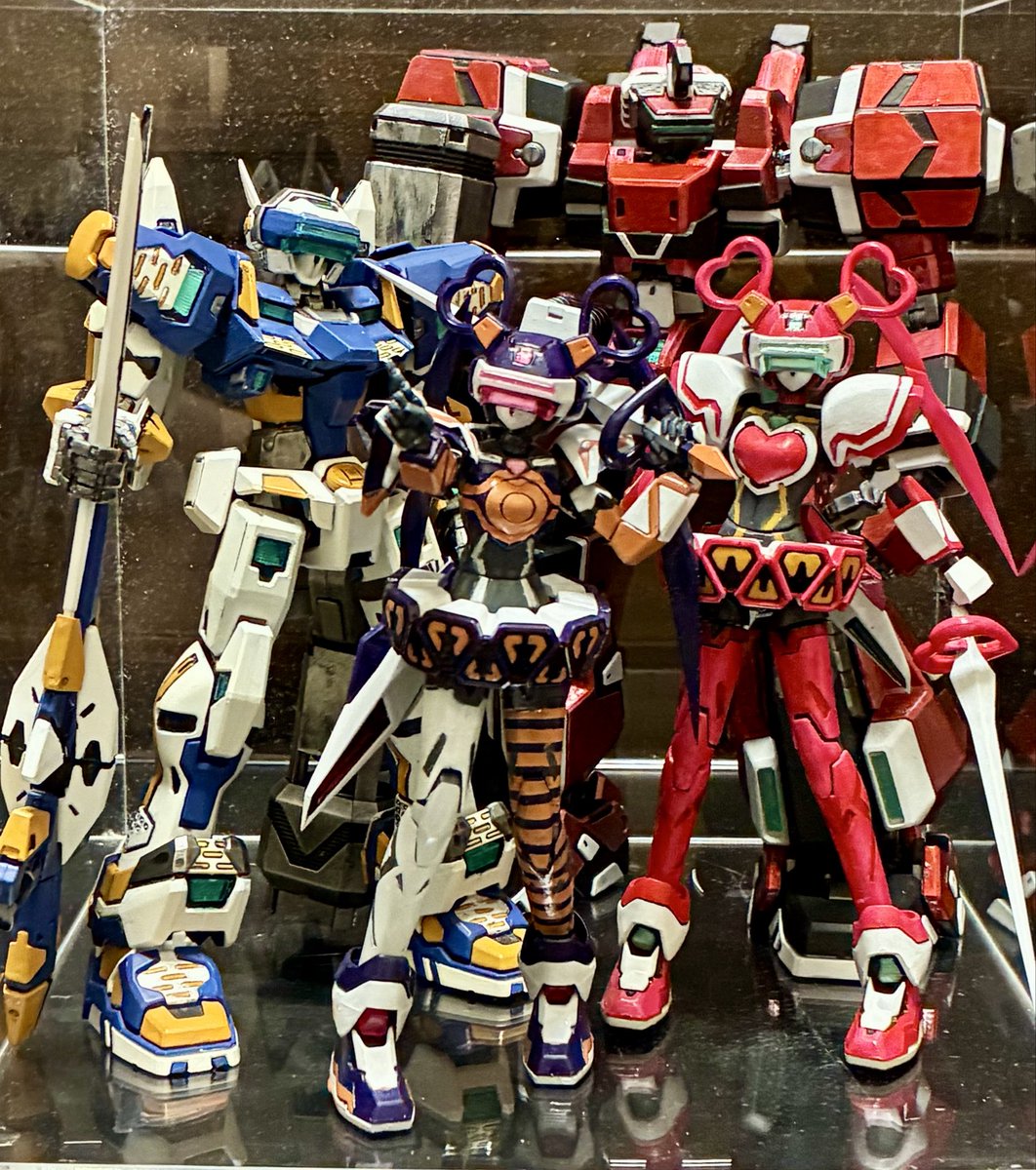 HobbyLeef's tweet photo. テムジン発見記念？に、我が家のバーチャロイド勢揃いで記念撮影。
荷物の奥底からサルベージされたテムジン、関節かなりへたってました💧

 #バーチャロン 
 #オラトリオタングラム https://t.co/cK0OAfHWc4