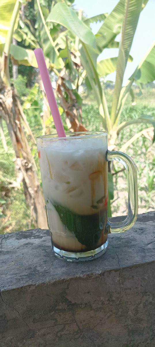 Mega_mendung97's tweet photo. Seger gini cocok banget sama cuacanya, puanaaaaasnya sampai nyelekit ke kulit.

Es cincau favorit ku dan suami, kami biasa sebut "Es cincau bawah pohon talok'.
Karena penjualnya stay dipinggir sawah dan dibawah pohon.
Pohon talok itu cherry Jawa atau buah kresen.

Know or No? https://t.co/Y6zgeTkPYB