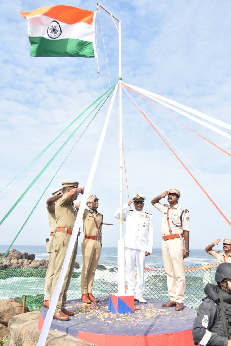 DefencePROTvm's tweet photo. Coast Guard Station, Vizhinjam celebrated Independence Day Celebrations at an uninhibited island at Kovalam Beach on 15 Aug 26.
Commandant Biju Philip, Executive Officer hoisted the National Flag along with Coastal Police.  

#MoD  #CoastGuard
#Indiannavy 
#HargharTiranga https://t.co/VLvNAe0H5z