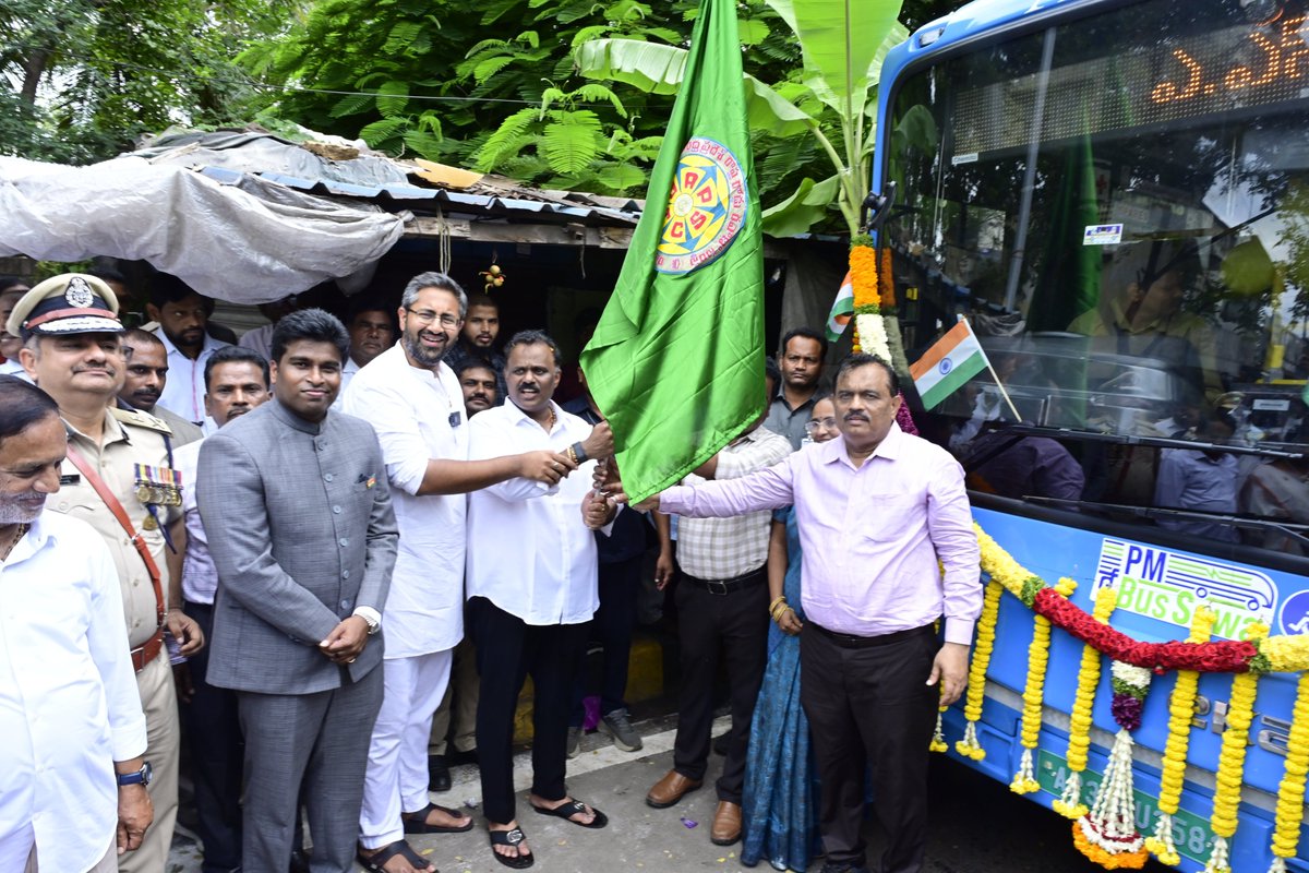 AndhraNexus's tweet photo. 🚨 APSRTC has launched electric bus services between Visakhapatnam and Bhogapuram Airport, with 20 buses operating on two routes.

10 buses will run from Gajuwaka via NAD–Maddilapalem Highway.

10 buses via Sandhya Theatre, Railway Station, Bus Station & IT Park.

Fares are ₹300 from RTC Complex and ₹400 from Gajuwaka, with services available every hour. #AndhraPradesh