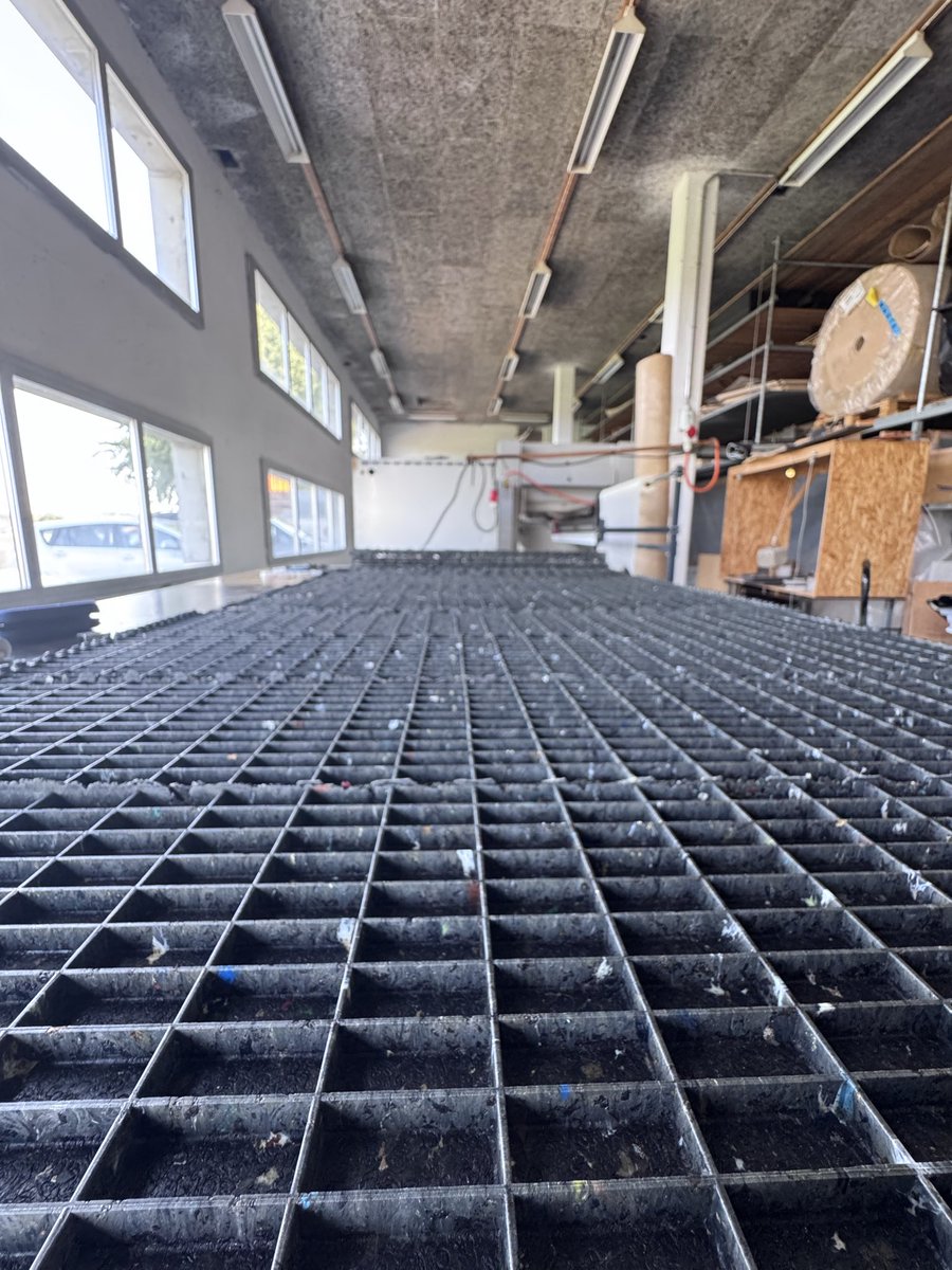 oceanmaterial's tweet photo. Pizza Plastico Mixto. 🍕♻️

Mixed plastic waste. New tooling. Real workshop testing.

Trying to turn difficult waste streams into durable industrial products.

#CircularEconomy #Recycling #MaterialInnovation https://t.co/UAo5j7oAvN