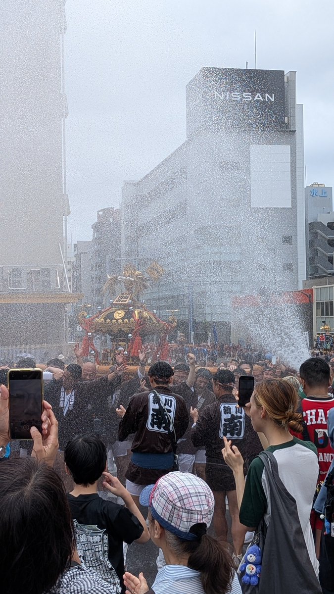 Stay_gold4307's tweet photo. いやー実に楽しそう✨
見にきて良かった、3年に一度の本祭り。
#深川八幡祭り https://t.co/ZkmlNlP54P
