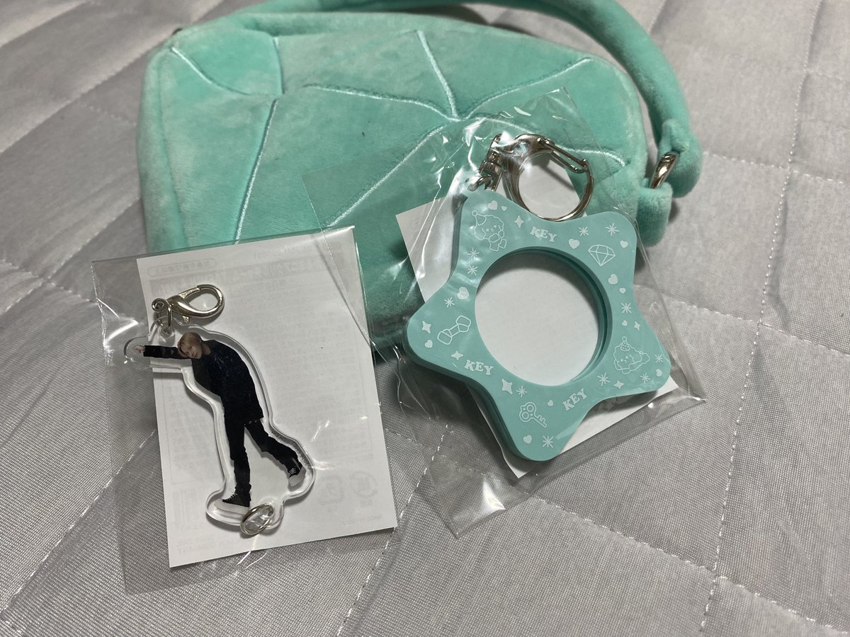 427337m's tweet photo. 【交換】 SHINee WORLD Ⅷ ラントイ

譲：KEY 缶バッジホルダー、
　　テミン アクリルチャーム Aver.
求：ミノ 缶バッジ、
　　オニュ アクリルチャーム Aver.

郵送での交換となります😌！買取も受け付けておりますのでお声掛けください🫶🏻

#SHINee #onew #key
#minho #taemin #ランダムトイ https://t.co/elhiEBRxez