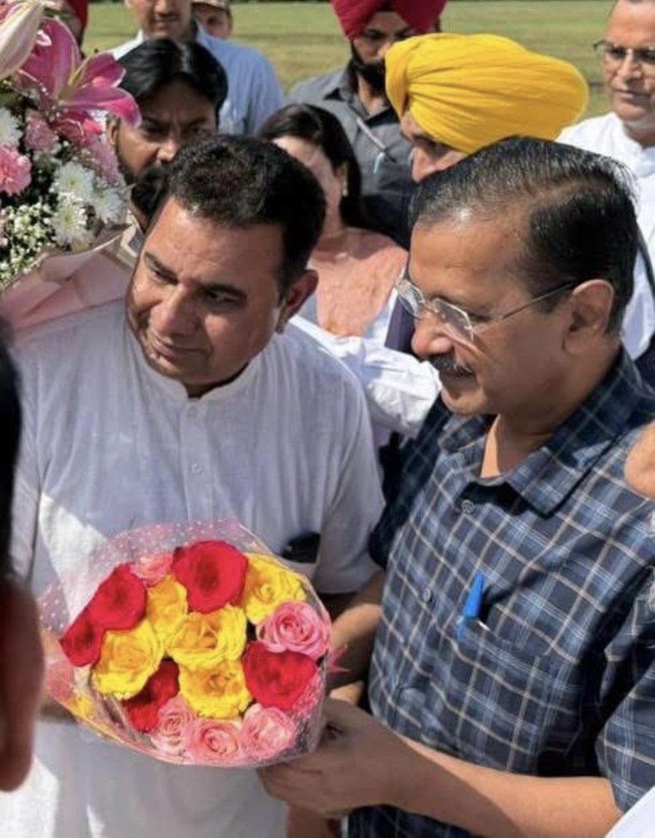 DuggalAAP's tweet photo. Happy Birthday Arvind Kejriwal Sir ji 🙏

ਜਨਮਦਿਨ ਮੁਬਾਰਕ ਸਰ ਜੀ 🙏🙏🙏 https://t.co/9CCbzsqi4p