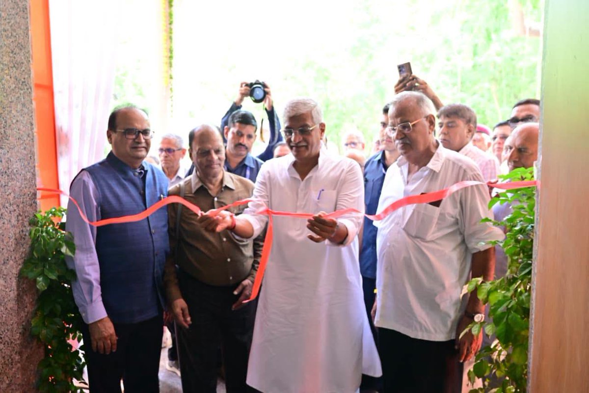 gssjodhpur's tweet photo. एमबीएम विश्वविद्यालय, जोधपुर परिसर में आज पेट्रोलियम इंजीनियरिंग विभाग के नए भवन एवं एमबीएम एल्युमिनी के 1974 बैच द्वारा निर्मित गोल्डन जुबली स्टूडेंट्स वेलफेयर सेंटर का उद्��ाटन किया।

इस अवसर पर कुलगुरु प्रो. अजय कुमार शर्मा के सान्निध्य में प्रो. अखिल रंजन गर्ग, प्रो. रमन कुमार दवे, प्रो. जयश्री वाजपेयी, प्रो. अनिल व्यास, नैरोबी के इं. किशन सिंह गहलोत एवं इं. सोहन भूतड़ा की गरिमामयी उपस्थिति रही।

@BJP4Rajasthan