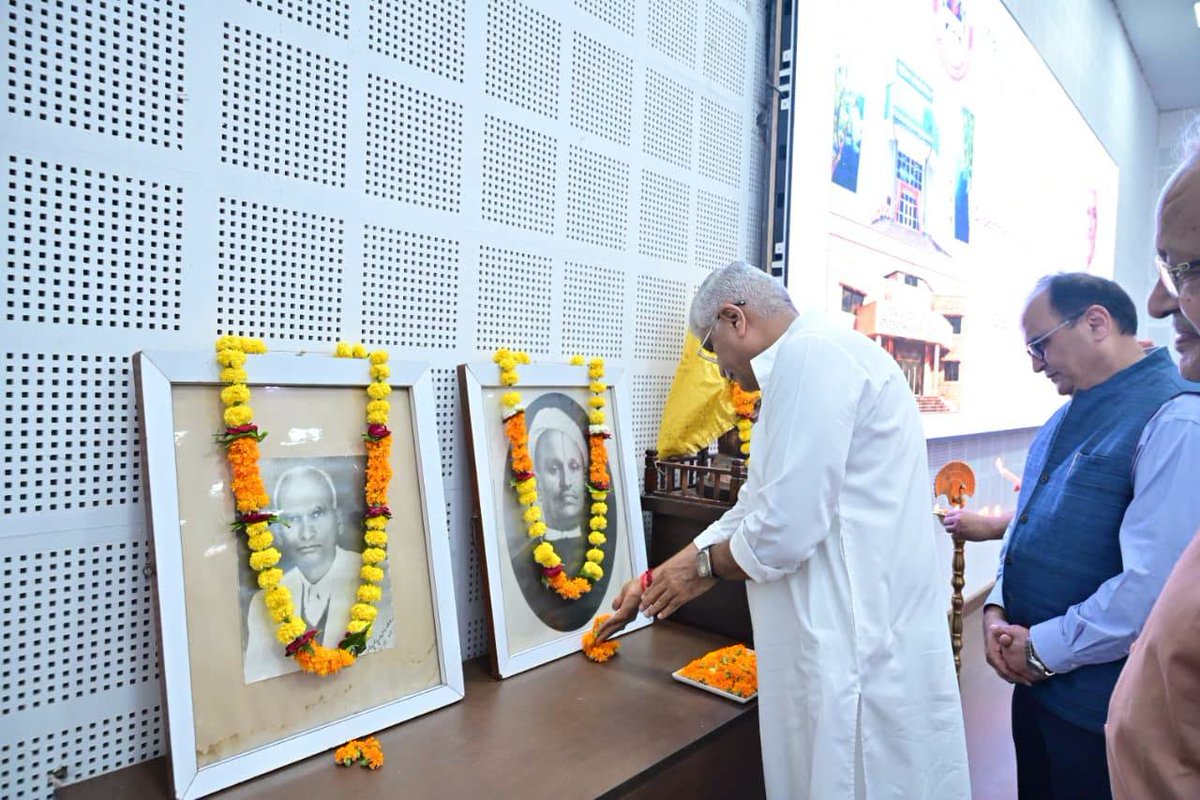 gssjodhpur's tweet photo. एमबीएम विश्वविद्यालय, जोधपुर परिसर में आज पेट्रोलियम इंजीनियरिंग विभाग के नए भवन एवं एमबीएम एल्युमिनी के 1974 बैच द्वारा निर्मित गोल्डन जुबली स्टूडेंट्स वेलफेयर सेंटर का उद्��ाटन किया।

इस अवसर पर कुलगुरु प्रो. अजय कुमार शर्मा के सान्निध्य में प्रो. अखिल रंजन गर्ग, प्रो. रमन कुमार दवे, प्रो. जयश्री वाजपेयी, प्रो. अनिल व्यास, नैरोबी के इं. किशन सिंह गहलोत एवं इं. सोहन भूतड़ा की गरिमामयी उपस्थिति रही।

@BJP4Rajasthan
