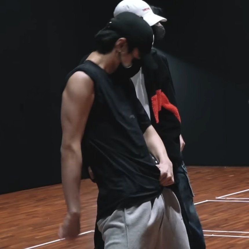 jkelovesjy's tweet photo. jay’s biceps don’t get talked about enough https://t.co/9pv2lZD4A5