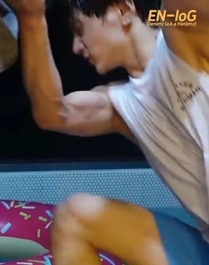 jkelovesjy's tweet photo. jay’s biceps don’t get talked about enough https://t.co/9pv2lZD4A5