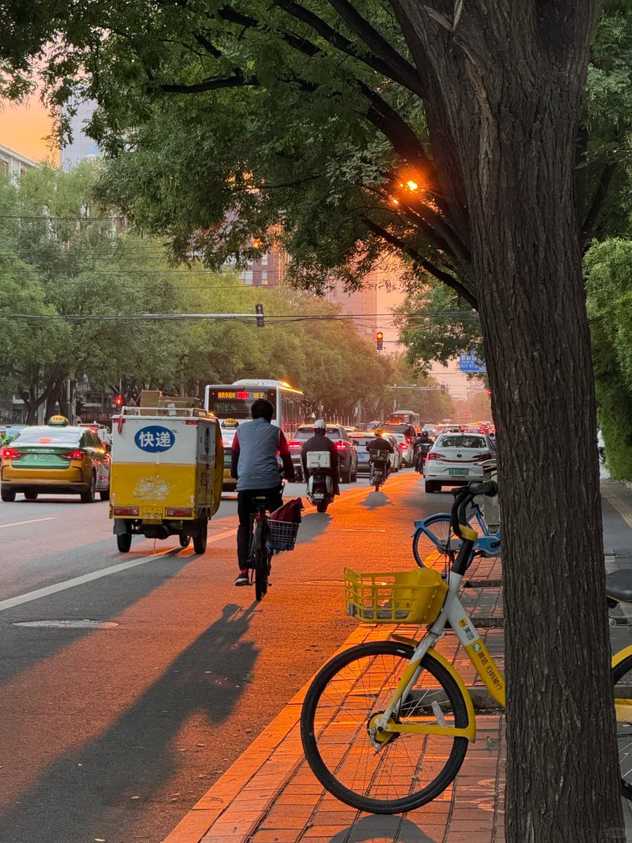 urrwallen's tweet photo. 请你看我下班路上的夕阳🌇 #互关 #互fo https://t.co/BS0vj8c71l
