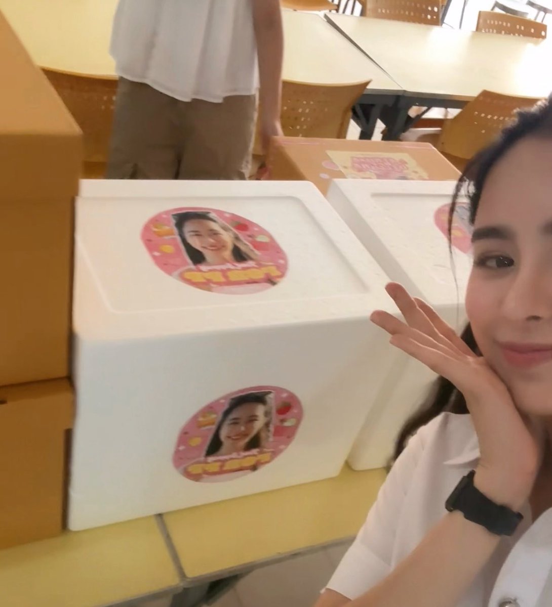 punpreedee's tweet photo. ขอบคุณสำหรับฟู๊ดซัพนะค้าา อาหย่อยฟินนน🥰🫶🏻💖 แฮปปี้ทั้งกองเยยย 🙈 @PeaPeaOfficial @MikePP_official https://t.co/g7kzyRpkxs
