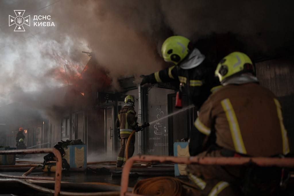 onesmtfp's tweet photo. 🇷🇺⚔️🇺🇦 Russian attack on Kyiv overnight Aug. 15–16 injured 3 people and caused fires in multiple districts. Explosions reported at ~2:50 a.m. and again at ~9:49 a.m. Mayor Klitschko confirmed fires in Obolonskyi and Holosiivskyi districts.
#Ukraine #Russia #Kyiv #UkraineWar #BreakingNews
