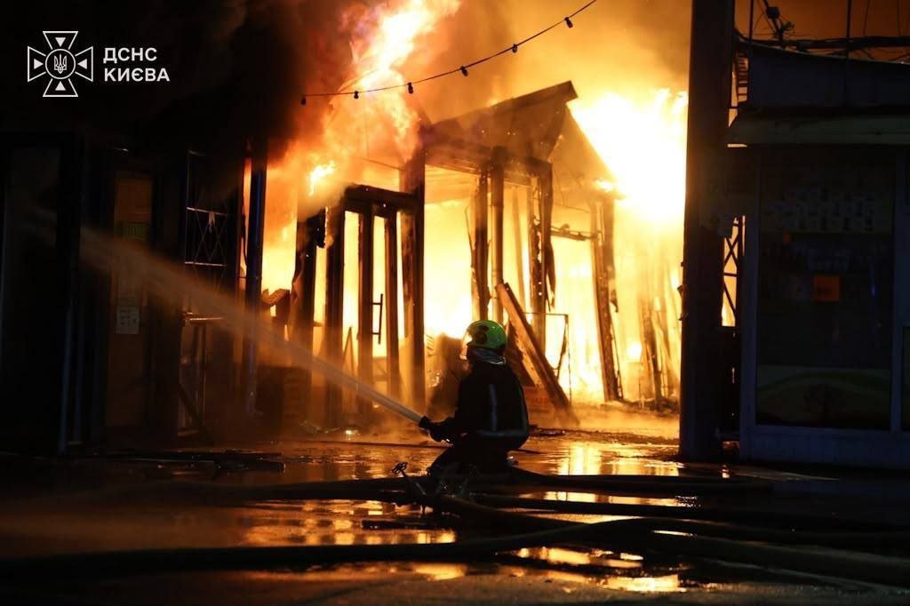 onesmtfp's tweet photo. 🇷🇺⚔️🇺🇦 Russian attack on Kyiv overnight Aug. 15–16 injured 3 people and caused fires in multiple districts. Explosions reported at ~2:50 a.m. and again at ~9:49 a.m. Mayor Klitschko confirmed fires in Obolonskyi and Holosiivskyi districts.
#Ukraine #Russia #Kyiv #UkraineWar #BreakingNews