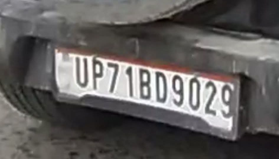 RamendraChaud19's tweet photo. तिरंगा यात्रा के दौरान तिरंगे के अपमान का आरोप,
@fatehpurpolice क्षेत्र के कचेहरी रोड पर तिरंगा यात्रा के दौरान एक थार गाड़ी को लेकर विवाद सामने आया है। आरोप है कि वाहन के बोनट पर तिरंगा लगा हुआ था और यात्रा के दौरान तिरंगा पैर के नीचे आता दिखाई दिया।अब देखने वाली बात होगी https://t.co/4Ou14nlldn