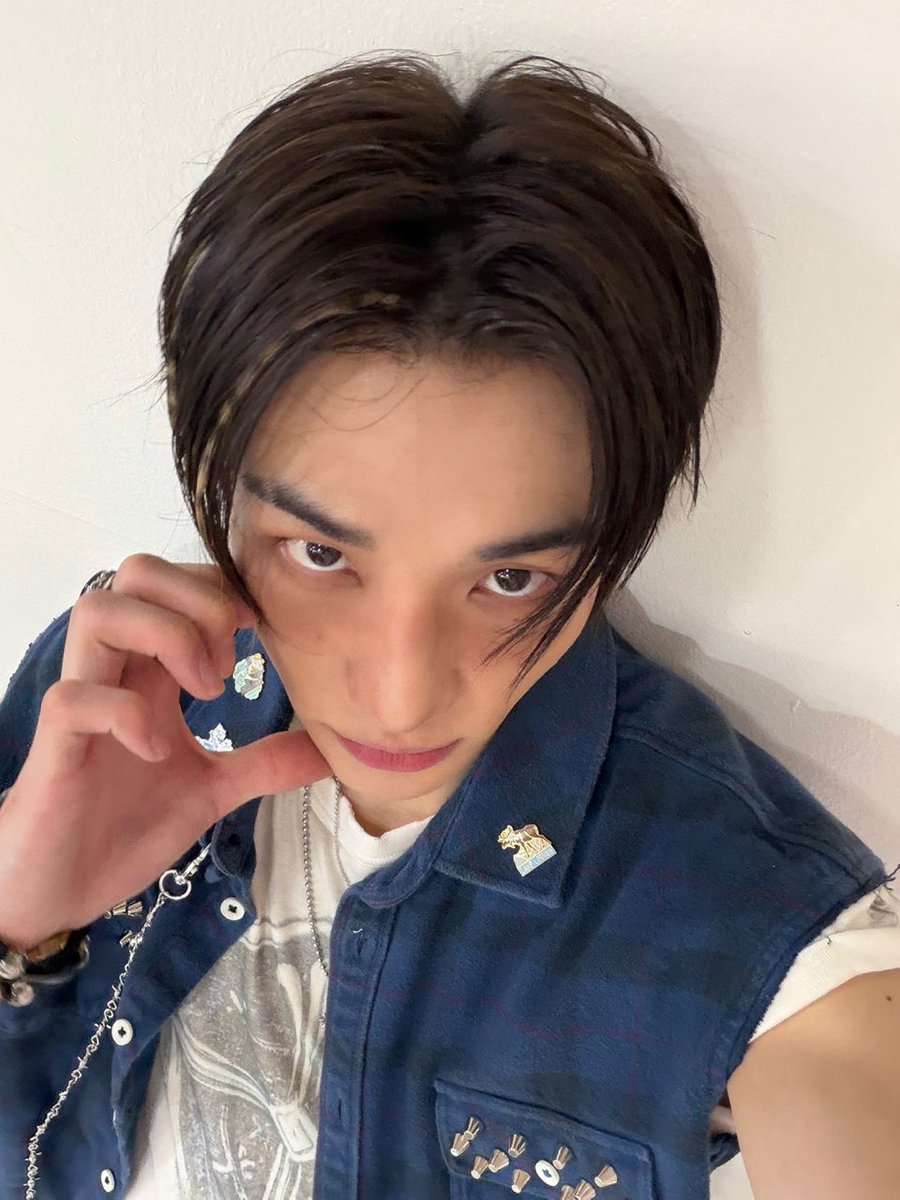 spearhyunnie's tweet photo. hyunjin sent selfies on 💭 "you've worked hard until the last show, thank you for cheering on us❣️" https://t.co/mftm2QZNr8